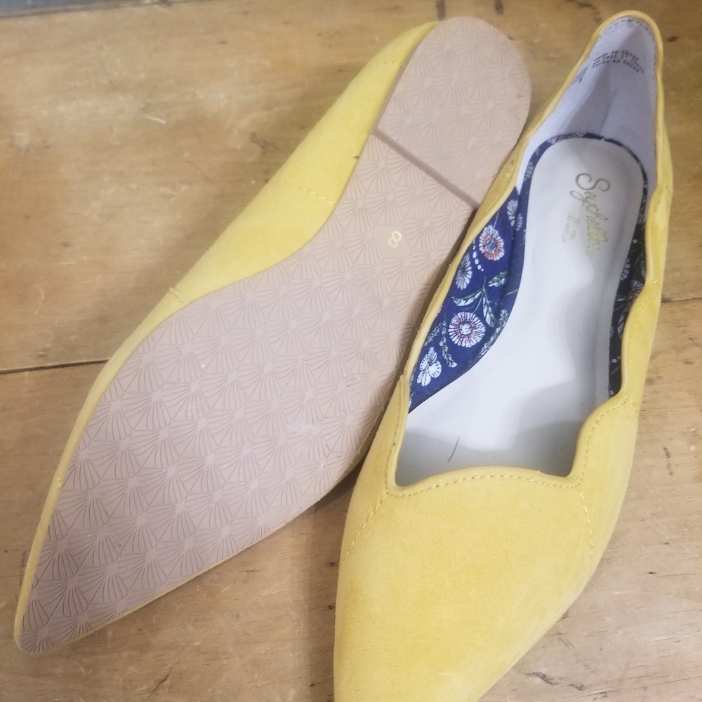 Yellow pointed-toe flats